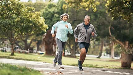 Zwei Menschen beim Lauftraining im Park