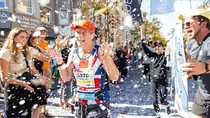 Nach einer "erfrischenden" Konfetti-Dusche läuft sich ein Marathon gleich leichter