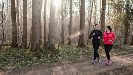 Zwei Läuferinnen beim entspannten Joggen