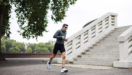 Fitter mittelalter Mann beim Joggen