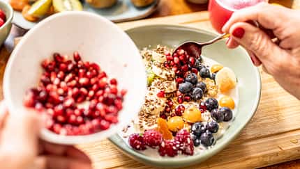 Müsli mit Früchten zum Frühstück