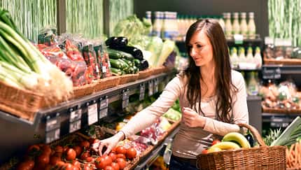 Gemüse-Auslage im Supermarkt