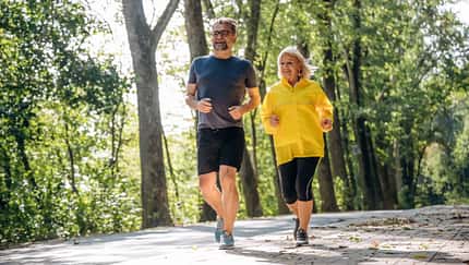 Ausdauersport: Ein Mann und eine Frau joggen gemeinsam