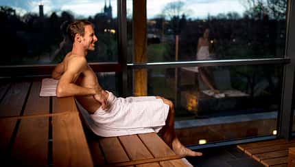 Mann in einer Sauna