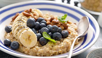 Gesundes Läuferfrühstück: Overnight Oats mit frischem Obst.