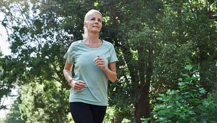 Laufende Frau. Laufplan 5 km unter 35 Minuten.