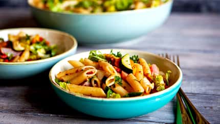 Nudeln mit Tomatensoße und Gemüse