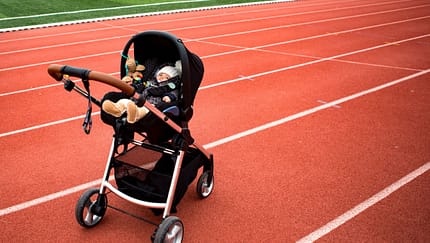 Laufen und Familie verbinden: Kinderwagen auf der Laufbahn