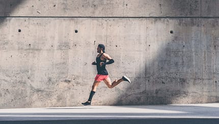 Ein ambitionierter Läufer beim zügigen Lauftraining.