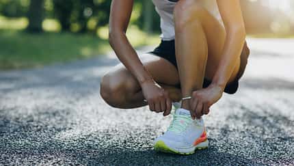 Läuferin schnürt ihre Laufschuhe