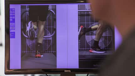 Laufstilanalyse: Eine Person betrachtet auf einem Monitor Aufnahmen eines Läufers.