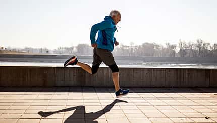 Sportlicher alter Mann beim Lauftraining