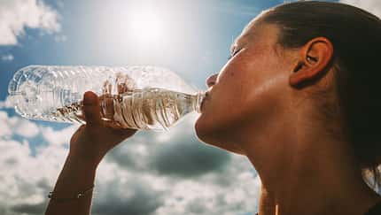 Eine Sportlerin trinkt Wasser.