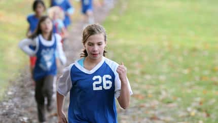 Mädchen beim Crosslauf