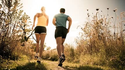 Eine Frau und ein Mann beim gemeinsamen Lauftraining