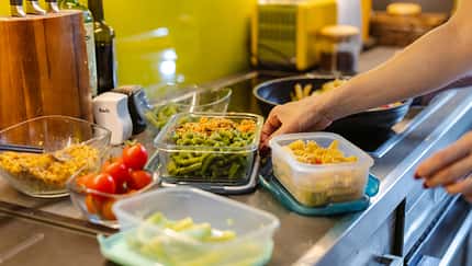 Meal Prep: Eine Person bereitet in der Küche Mahlzeiten zum Aufbewahren oder Mitnehmen vor.