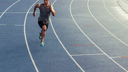 Ein Athlet beim Sprinttraining auf einer Laufbahn