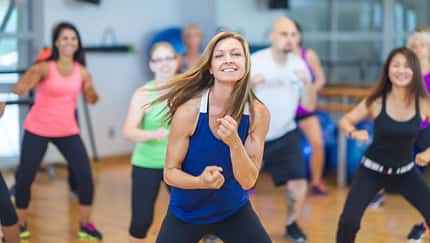 Eine Gruppe Frauen tanzt im Fitnessstudio.