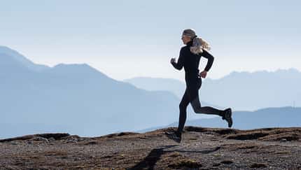 Höhentraining: Eine Läuferin trainiert in den Bergen.