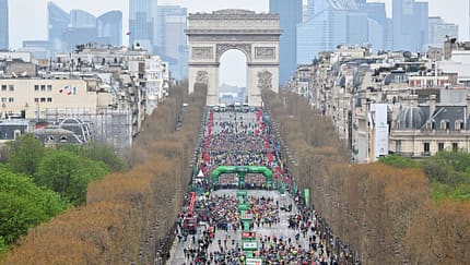 Luftaufnahme von den Läufermassen am Start des Paris-Marathons. 