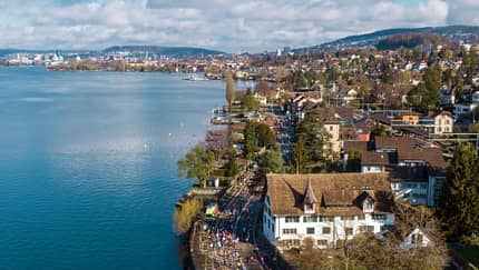 Läufer auf einer Straße neben dem Zürichsee. 