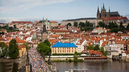 Läufer auf einer Brücke in Prag. 