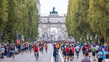 Läufer und Begleitfahrräder beim München Marathon. 