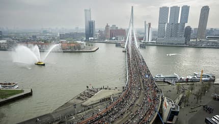 Luftbild von Läufern auf einer Brücke beim Rotterdam-Marathon. 