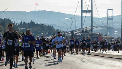Marathonläufe mit Brücke im Hintergrund
