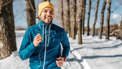 Läufer in einer Winterlandschaft
