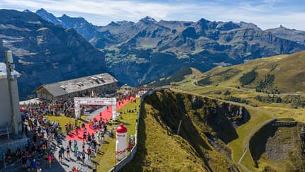 Drohnen-Aufnahme vom Startbereich vor Bergkulisse. Drohnen-Aufnahme vom Startbereich vor Bergkulisse.