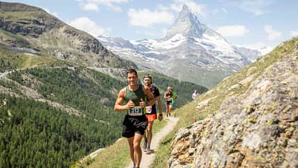 Zwei Läufer auf einem schmalen Pfad, Matterhorn im Hintergrund. Zwei Läufer auf einem schmalen Pfad, Matterhorn im Hintergrund.