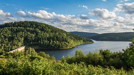 Landschaftsaufnahme Talsperre Eibenstock mit grünen Hügeln. Landschaftsaufnahme Talsperre Eibenstock mit grünen Hügeln.