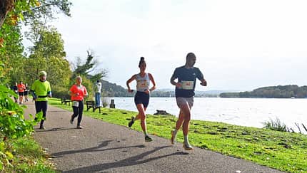 Gruppe von Läufern am Seeufer. Gruppe von Läufern am Seeufer.