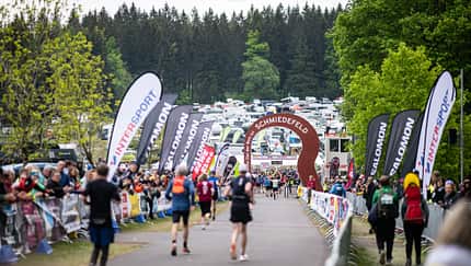 Läufer von hinten beim Zieleinlauf. Läufer von hinten beim Zieleinlauf.
