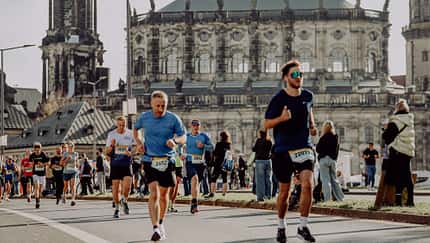 Läufer vor historischem Gebäude. Läufer vor historischem Gebäude.