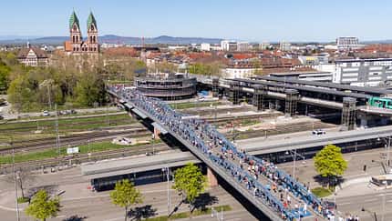 Luftaufnahme von einer Brücke mit Läufern und Stadt-Panorama. Luftaufnahme von einer Brücke mit Läufern und Stadt-Panorama.