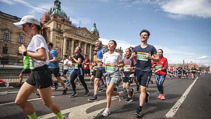 Läufer auf der Straße vor historischem Gebäude. Läufer auf der Straße vor historischem Gebäude.
