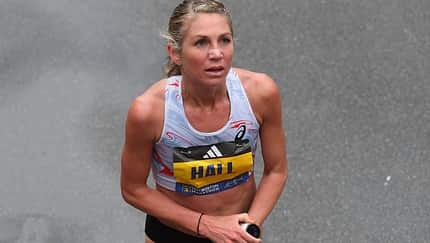 US-Athletin Sara Hall mit Nasenpflaster nach dem Boston-Marathon 2023