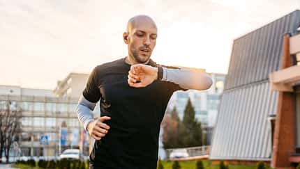 Cardiac Drift Cardiac Drift: Ein Läufer checkt beim Laufen seine Pulswerte auf der Uhr.