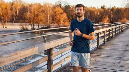 Daniel Becker läuft an der Isar