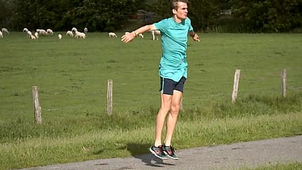 Laufschule – Seitsprünge mit Armeinsatz