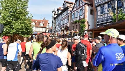 Brüder-Grimm-Lauf: Start der 4. Etappe vor malerischer Kulisse