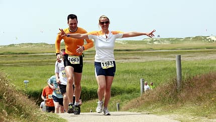 Ab in die Dünenlandschaft beim Gegen-den-Wind-Lauf in St. Peter Ording