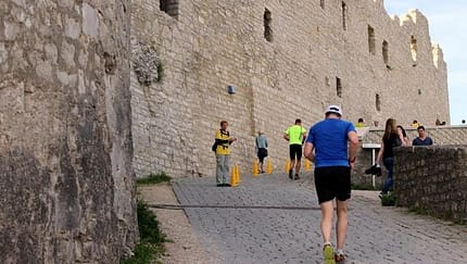 Hohenneuffen-Berglauf Beuren: Schlussanstieg in der Burg