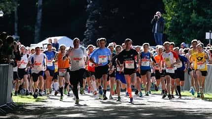 Der MOPO Team-Staffellauf führt auf fünf Runden durch den Hamburger Stadtpark.