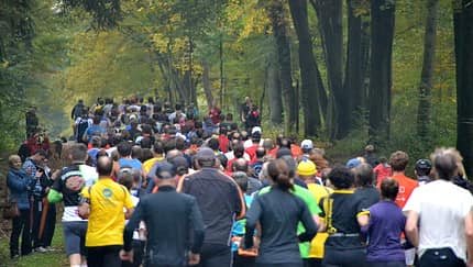 Refrather Herbstlauf: Über 600 Läufer aus dem ganzen Rheinland an der Schutzhütte „Am Dicken Stock“ erwartet.