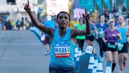 Bazu Worku gewinnt den Houston-Marathon.