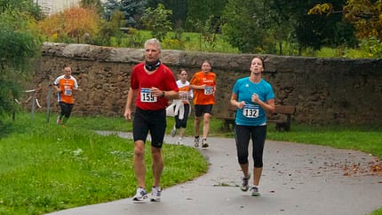 Flach und grün: Beim Döbelner Halbmarathon geht es immer entlang der Freiberger Mulde