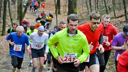 Ibbenbürener Klippenlauf: Das Läuferfeld an der zweiten Klippe